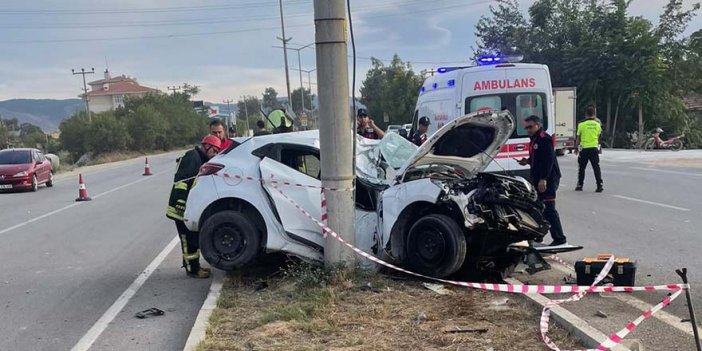 Aydınlatma direğine çarpan otomobilin sürücüsü hayatını kaybetti