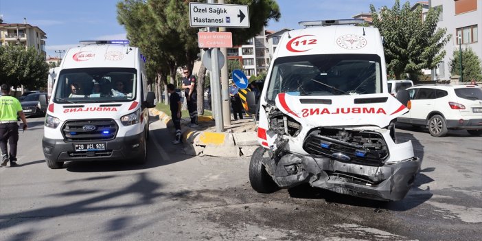 Ambulansla hafif ticari araç çarpıştı: 5 yaralı