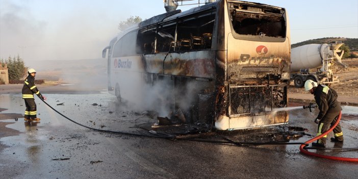 Yolcu otobüsü seyir halindeyken alev aldı