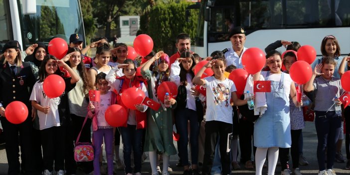 Aydın jandarması kız çocuklarını misafir etti