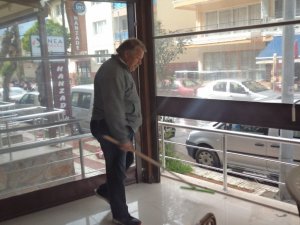 Kuşadası’nda Yağmur ve Fırtına Etkili Oldu