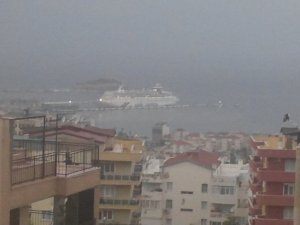 Kuşadası’nda Yağmur ve Fırtına Etkisini Sürdürüyor
