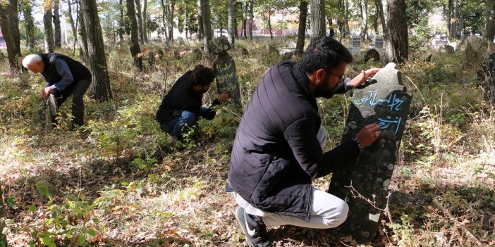 Mezar taşlarından tarihin izini sürmek için köy köy geziyorlar