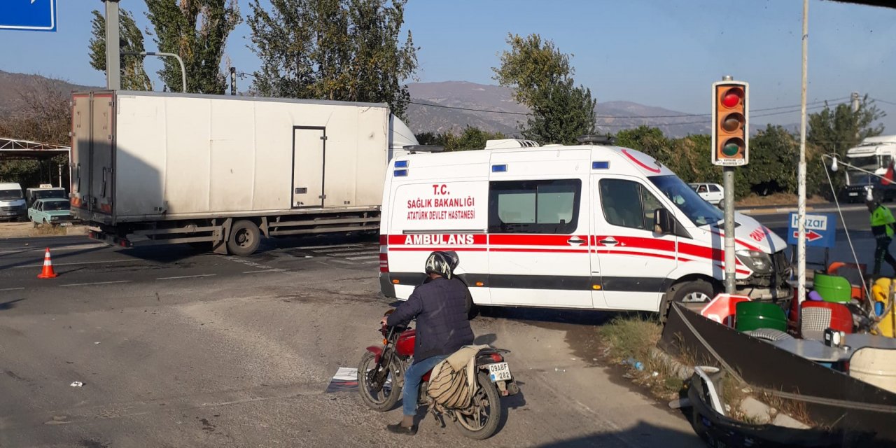 Kuyucak’ta kamyon ile ambulans çarpıştı; 2 yaralı