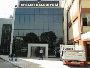 Efeler Belediye Binası'nın Tabelası Asıldı