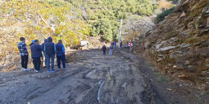 Toprak kayması sonucu kapanan köy yolunda çalışma yapıldı