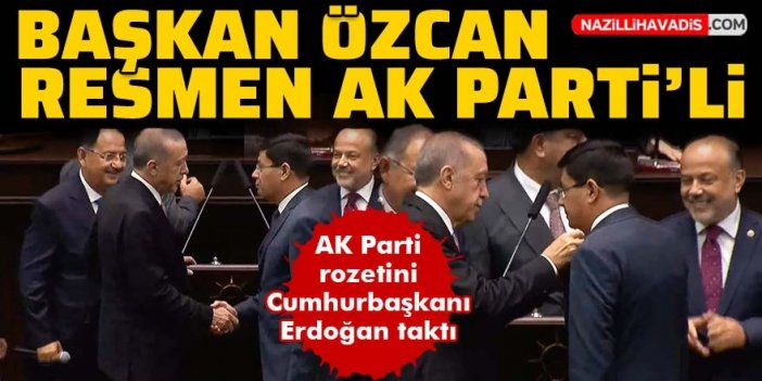 Erdoğan, Özcan’a rozeti taktı!