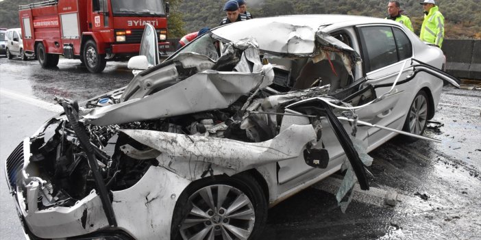 Aydın'da otomobil beton mikserine saplandı!