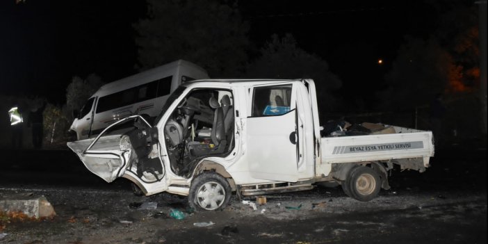 Minibüs ile kamyonet çarpıştı: 22 yaralı