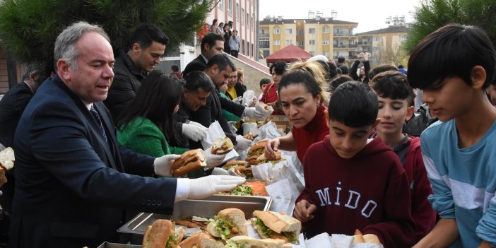 Germencik'te ortaokul öğrencilerine balık ekmek ikramı