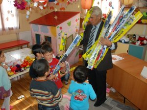 Didimli Muhtartan Öğrencilere 23 Nisan Hediyesi