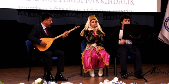 ADÜ Rektörü Prof. Dr. Aldemir, engelsiz dans gösterisinde bağlama çaldı