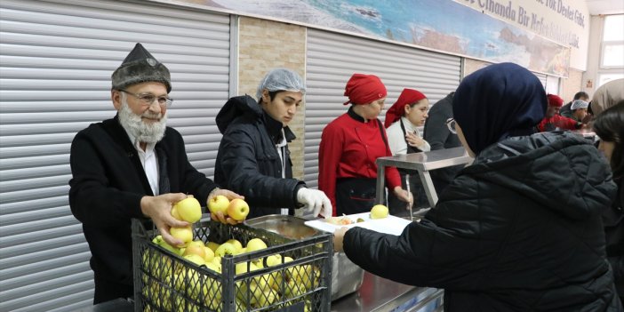 "Elmacı dede" bu kez lise öğrencilerine elma dağıttı