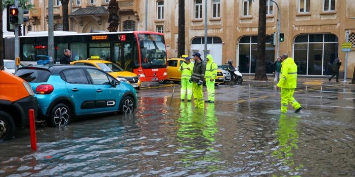 İzmir'de sağanak su baskınlarına neden oldu