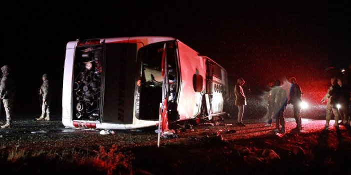 Yolcu otobüsü devrildi: 1’i bebek 5 kişi öldü, 22 kişi yaralandı