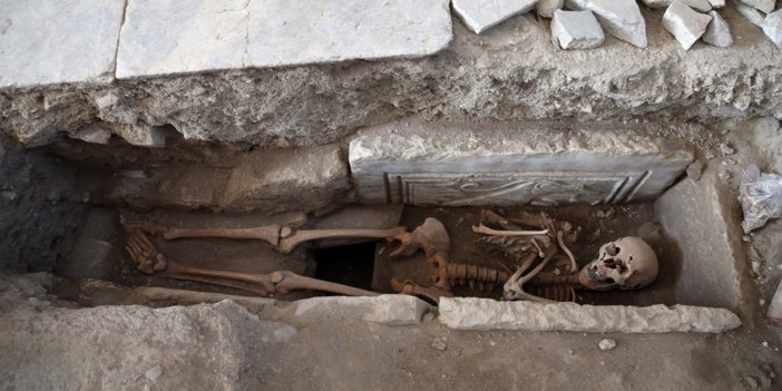 Bu görüntü herkesi şaşkına çevirdi.. Kadıkalesi Antik Kenti'ndeki kilisede kadın mezarı bulundu