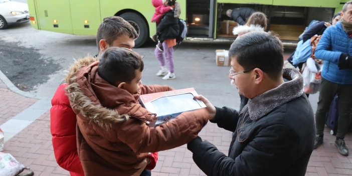 Hatay’daki depremzedeler Nazilli’ye getirildi…  Başkan Özcan çocukları oyuncaklarla karşıladı