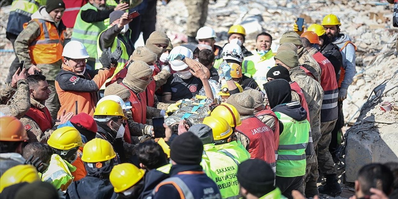 Hatay'da depremin 128. saatinde 13 yaşındaki Arda enkazdan sağ çıkarıldı