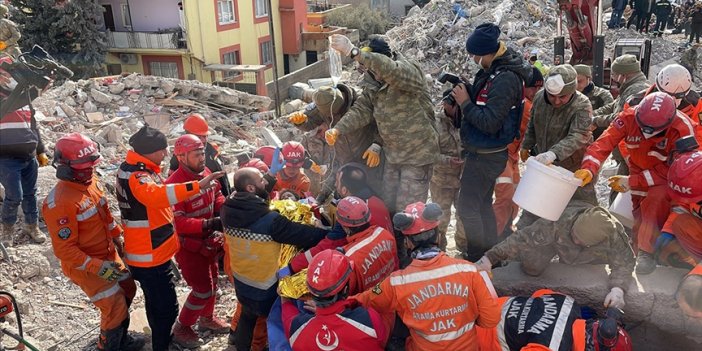 İslahiye'de baba-kız depremin 132. saatinde enkazdan kurtarıldı