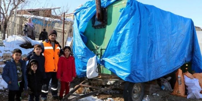 Evleri depremde hasar gören talihsiz aile traktör römorkunda yaşamaya başladı