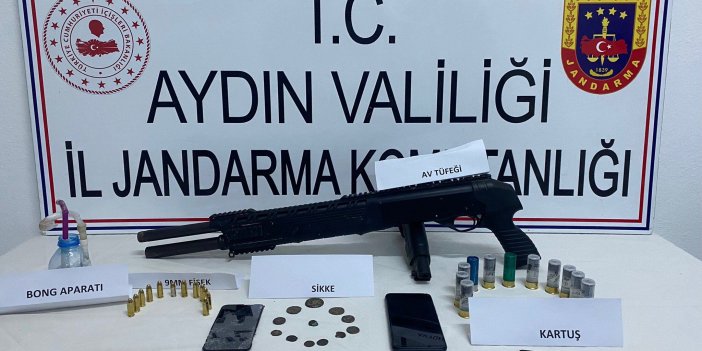 Terk edilmiş otomobilde sikke ve uyuşturucu bulundu