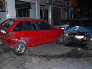Direksiyon Hakimiyetini Kaybeden Sürücü Ortalığı Birbirine Kattı
