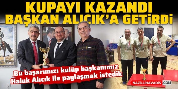 Sezon ikinciliği kupasını Başkan Alıcık’a takdim etti