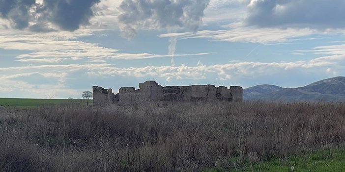 Elazığ'da suyun çekildiği baraj sahasındaki 83 yıllık tren istasyonu gün yüzüne çıktı