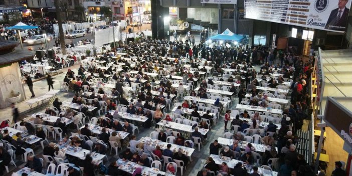 Nazilli’de ilk iftar Belediye Meydanı’nda yapıldı