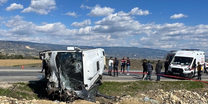 Turistleri taşıyan tur midibüsü ile otomobil çarpıştı, 1 ölü, 24 yaralı