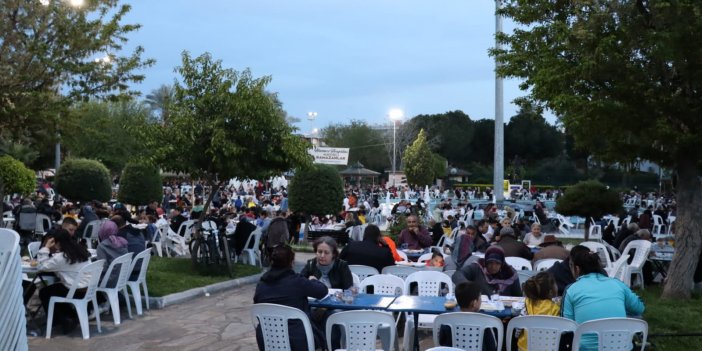 Nazilli’de 4 bin kişi Cumhuriyet Parkı’nda iftarda buluştu