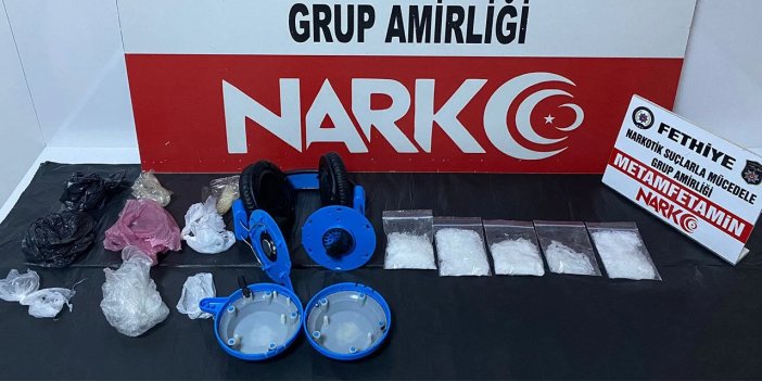 Kulaklığa saklanan uyuşturucu polisin gözünden kaçmadı