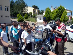 Akbüklü Öğrencilerden Jandarma'yı Ziyaret Etti