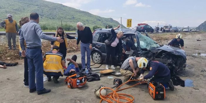 İki otomobil kafa kafaya çarpıştı! Feci kazada 6 kişi yaralandı