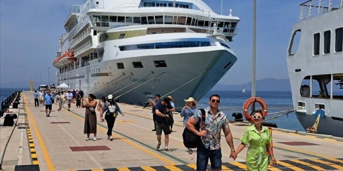 Kuşadası'na 5 kruvaziyerle 7 bin 550 turist geldi