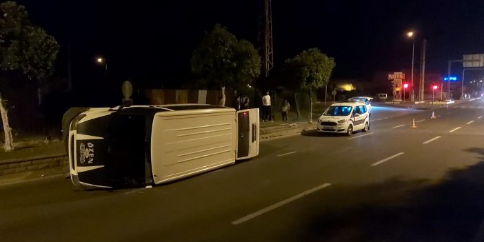 Nazilli’de refüje çarparak devrilen kamyonetin sürücüsü yaralandı