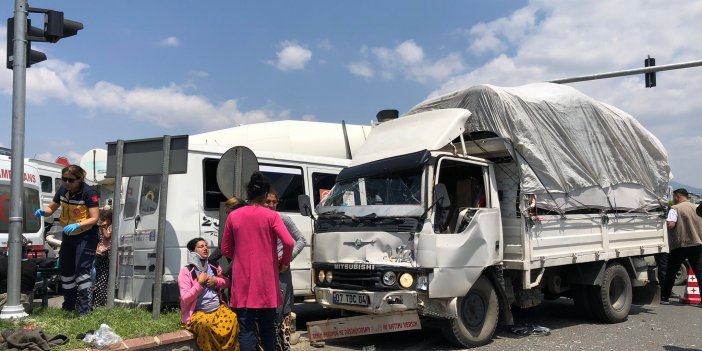 Nazilli’de tarım işçilerini taşıyan minibüs ile kamyonet çarpıştı: 9 işçi yaralandı