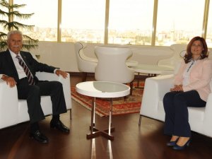 İsmet Sezgin, Özlem Çerçioğlu’nu Ziyaret Etti
