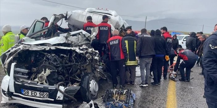 Tır ile yolcu minibüsü çarpıştı: 5 ölü, çok sayıda yaralı var