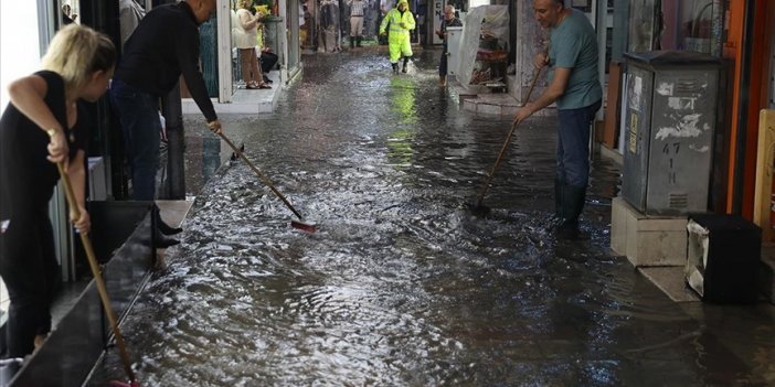 İzmir'de sağanak su baskınlarına yol açtı