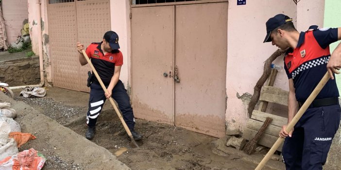 Nazilli'de askerler sel felaketinin ardından temizlik yaptı