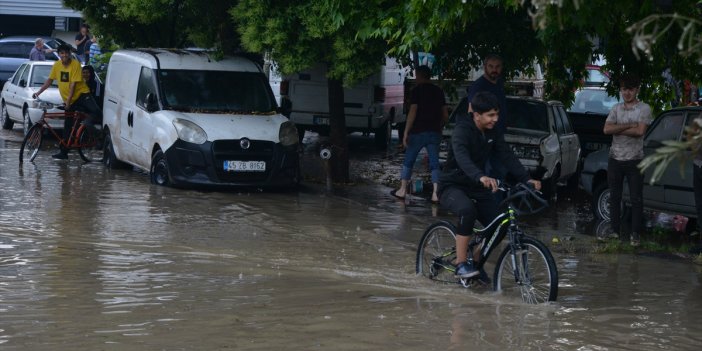 Manisa'da sağanak, su baskınlarına yol açtı