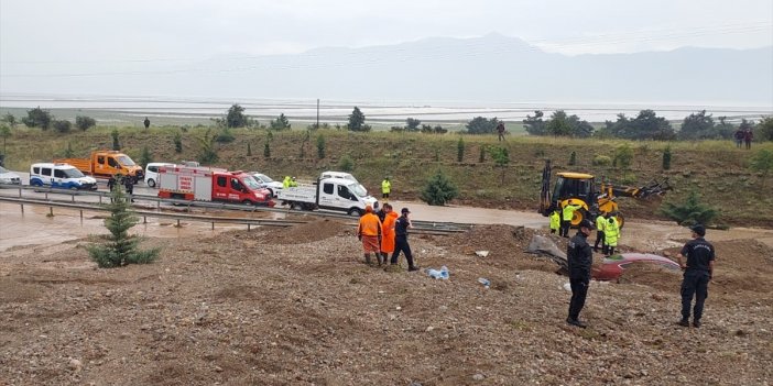 Heyelanda iki araç toprak altında kaldı, 1 kişi öldü, 1 kişi yaralandı