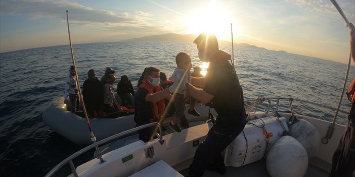 Lastik bottaki 17 düzensiz göçmen kurtarıldı