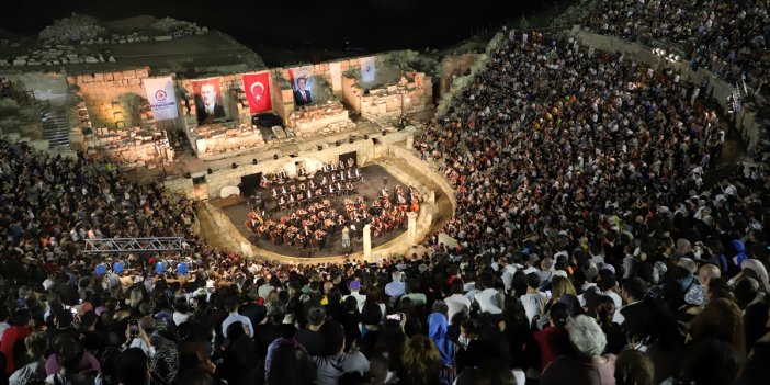 Yaklaşık 15 bin kişi dinledi! 2 bin 200 yıllık antik tiyatroda konser