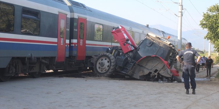 Hemzemin geçitte tren ile traktör çarpıştı: 4 yaralı