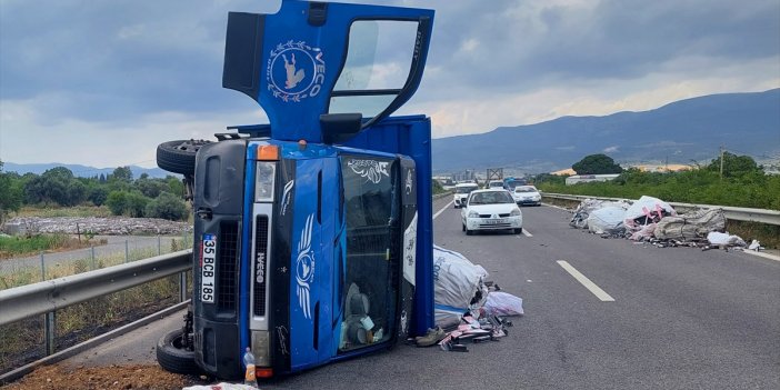 Hurda yüklü kamyonet devrildi! 2 kişi yaralandı