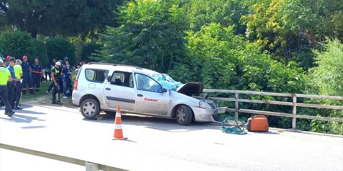 Bariyere çarpan otomobilin sürücüsü öldü