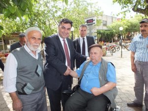 Kılınç, akülü sandalye hediye etti