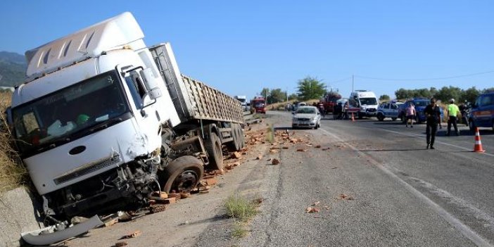 Tırla otomobil kafa kafaya çarpıştı! 2 genç öldü